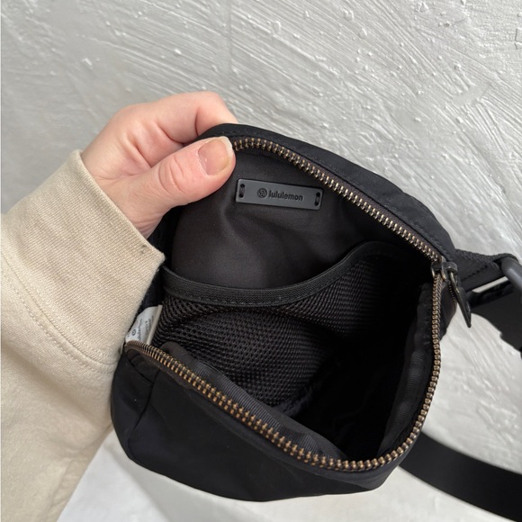 Lululemon everywhere belt bag in black - Picture 4 of 8